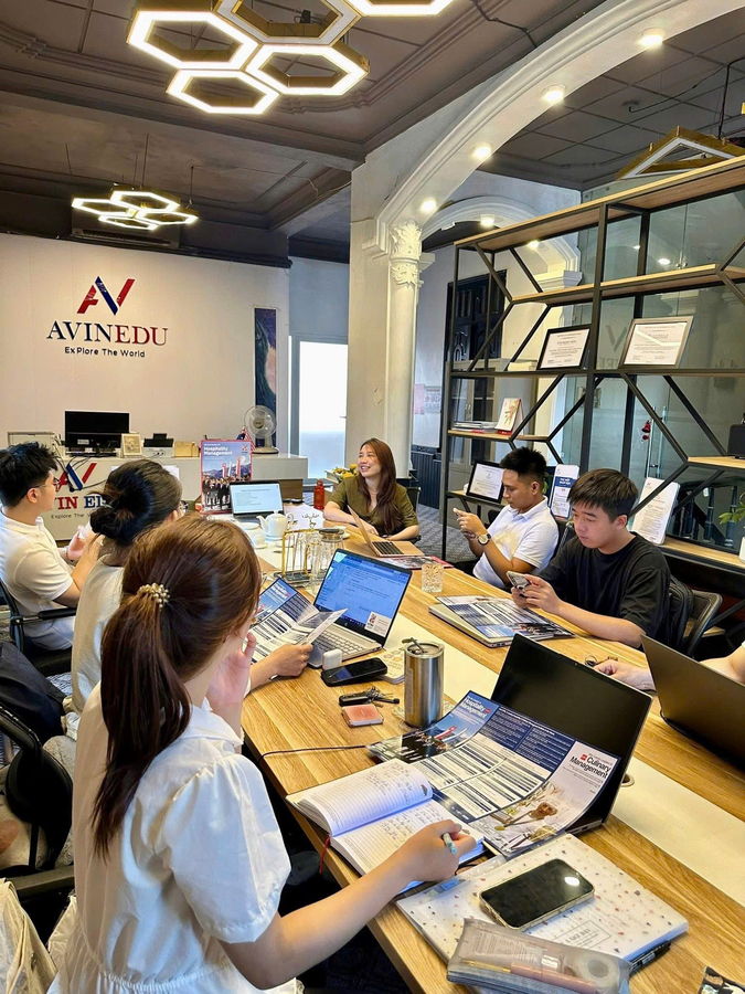 Tư vấn trực tiếp cho du học sinh tại văn phòng